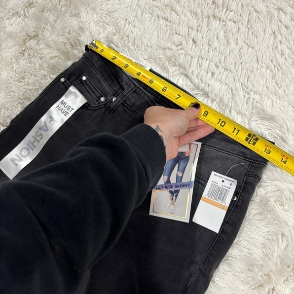 NWT Tinseltown mid-rise Black Denim distressed knee jeans juniors size 7 - Picture 8 of 13